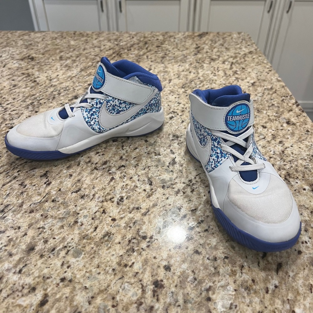 Nike Team Hustle D 10 Kids Basketball Shoes Blue White Camo DC1984-100 Size 2.5Y